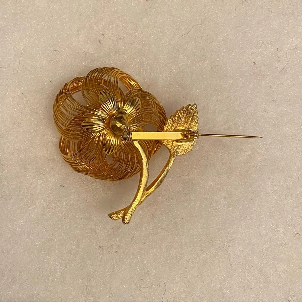 VINTAGE BROOCH GOLD TONE WIRE WRAPPED FLOWER COLORED RHINESTONE CENTER